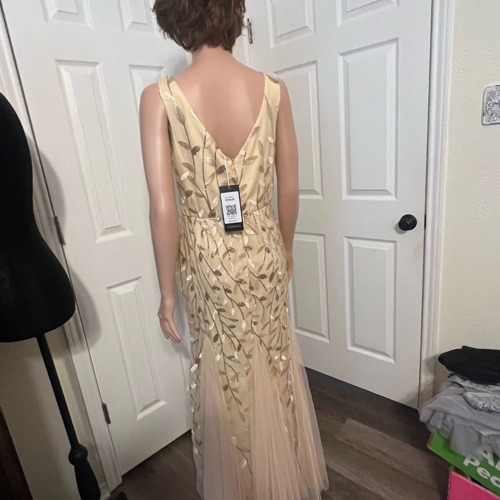 Elegant Gold Sequin V-Neck Evening Gown - Picture 4 of 5
